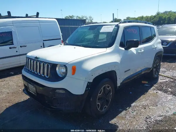 ZACCJBAB0JPH90742 2018 JEEP RENEGADE - Image 2