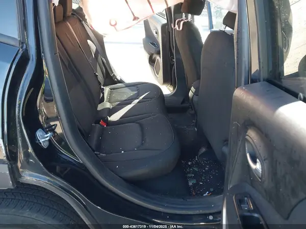 ZACCJBAB4HPF10685 2017 JEEP RENEGADE - Image 8