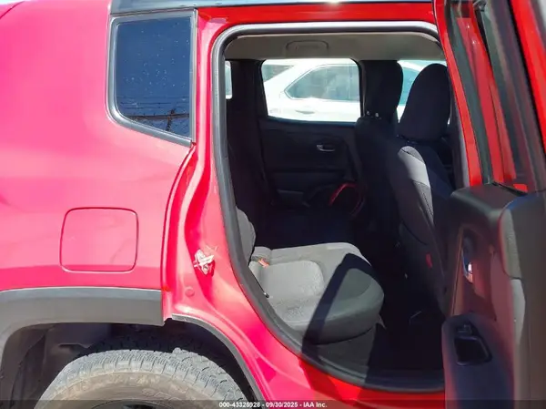 ZACCJBCB0JPH63974 2018 JEEP RENEGADE - Image 8