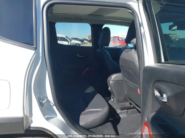 ZACCJBCB1JPH28490 2018 JEEP RENEGADE - Image 8