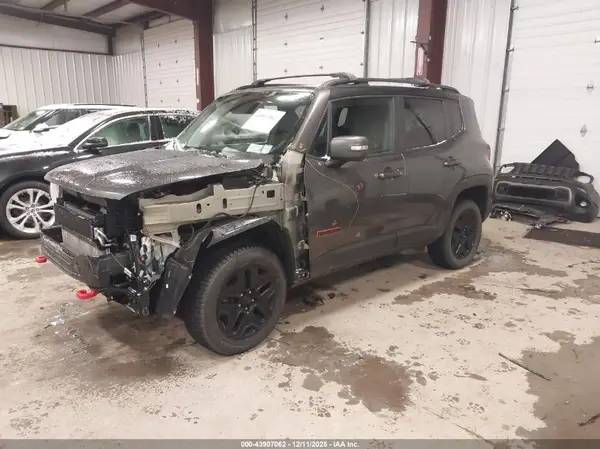 ZACCJBCB1JPH99981 2018 JEEP RENEGADE - Image 2