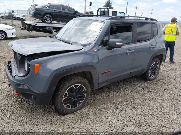 ZACCJBCB2HPG10488 2017 JEEP RENEGADE - Image 2