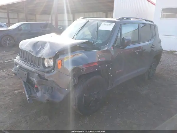 ZACCJBCB2JPH68108 2018 JEEP RENEGADE - Image 2