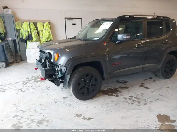 ZACCJBCB6JPJ01152 2018 JEEP RENEGADE - Image 2