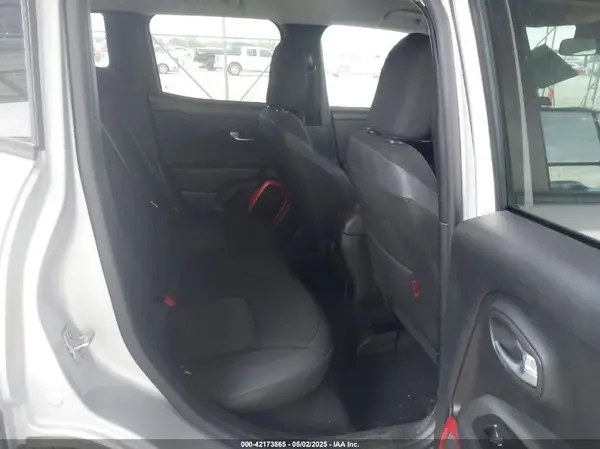 ZACCJBCB8HPE82127 2017 JEEP RENEGADE - Image 8