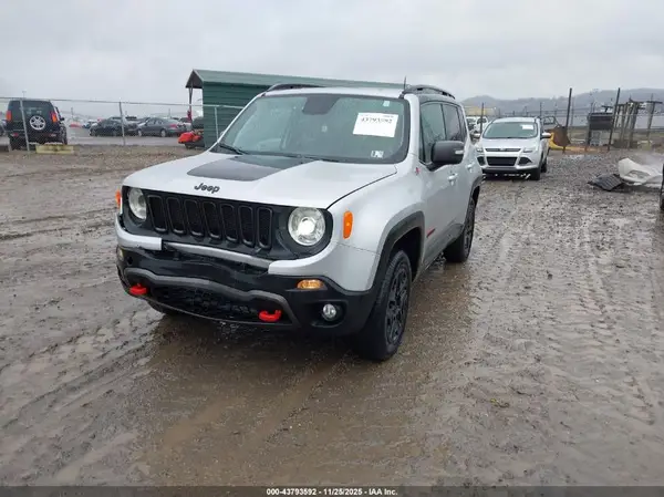 ZACCJBCB8JPJ02478 2018 JEEP RENEGADE - Image 2