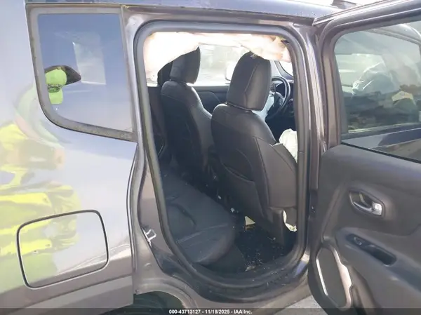 ZACCJBDBXJPH01335 2018 JEEP RENEGADE - Image 8