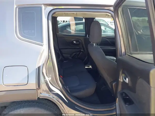 ZACNJDA13NPN49563 2022 JEEP RENEGADE - Image 8