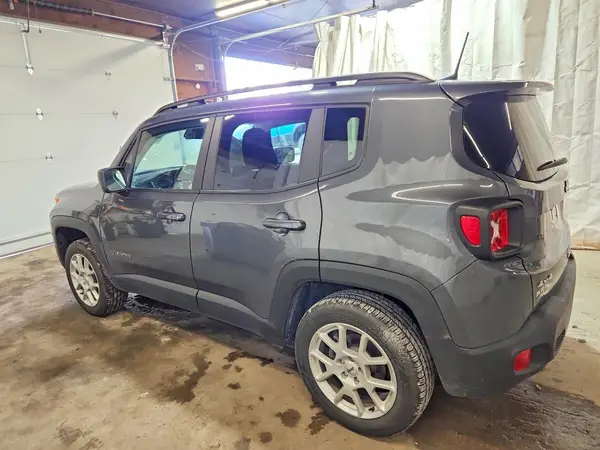 ZACNJDB10NPN81675 2022 JEEP RENEGADE - Image 2