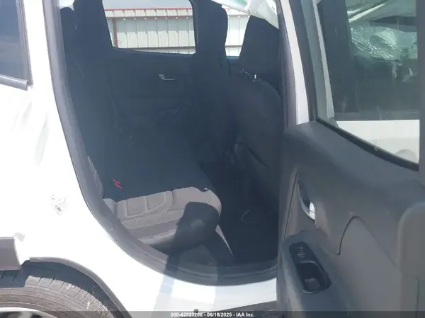 ZACNJDB11NPN44179 2022 JEEP RENEGADE - Image 8