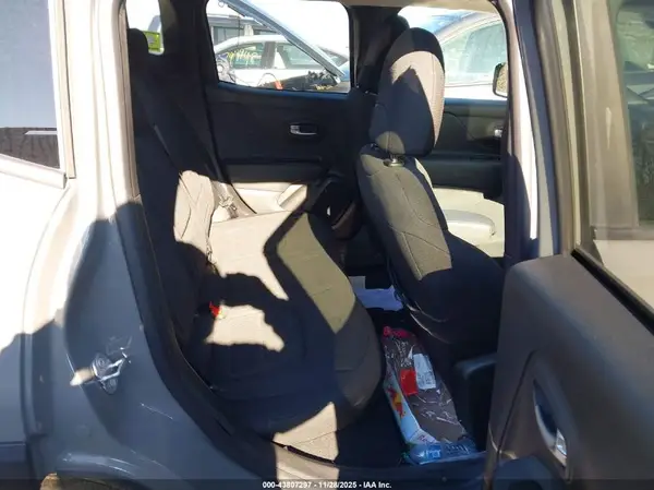 ZACNJDB16NPN52715 2022 JEEP RENEGADE - Image 8
