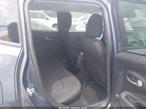 ZACNJDB18NPN54725 2022 JEEP RENEGADE - Image 8