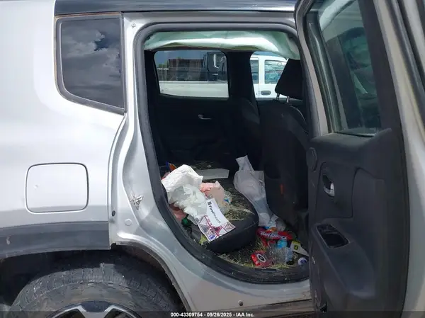 ZACNJDC17MPM95762 2021 JEEP RENEGADE - Image 8