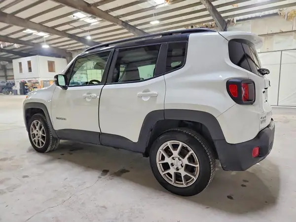 ZACNJDD11MPN00212 2021 JEEP RENEGADE - Image 2