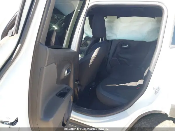 ZACNJDE1XNPN71389 2022 JEEP RENEGADE - Image 8