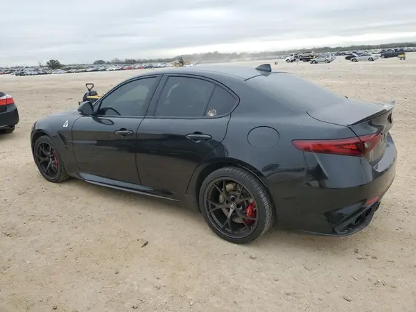 ZARFAEAV7J7584118 2018 ALFA ROMEO GIULIA - Image 2