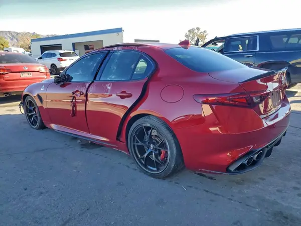ZARFAEAV8J7568722 2018 ALFA ROMEO GIULIA - Image 2