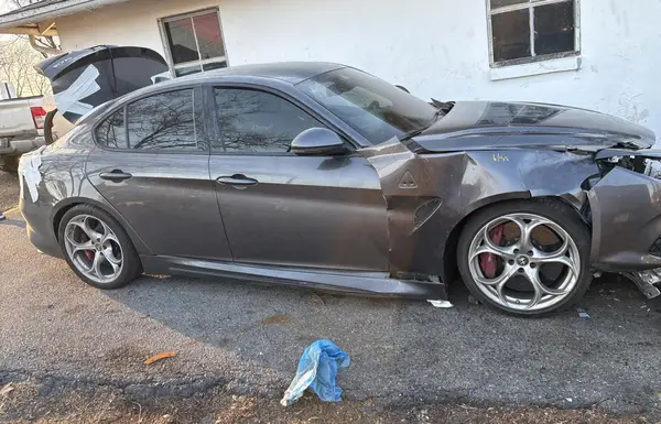 ZARFAEAV8J7581518 2018 ALFA ROMEO GIULIA - Image 1