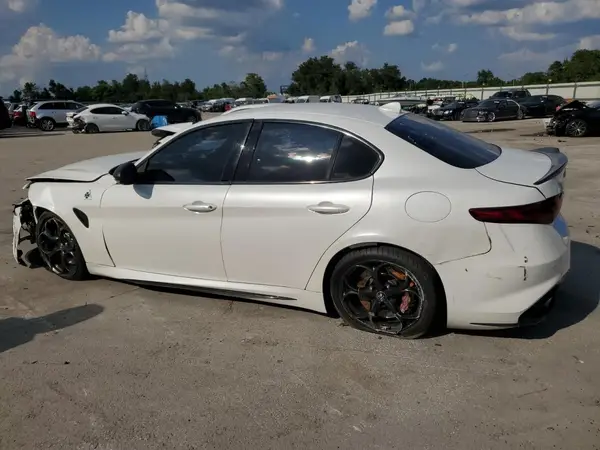 ZARFAEAVXH7554783 2017 ALFA ROMEO GIULIA - Image 2