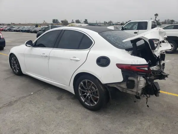 ZARFAEBN0J7563478 2018 ALFA ROMEO GIULIA - Image 2