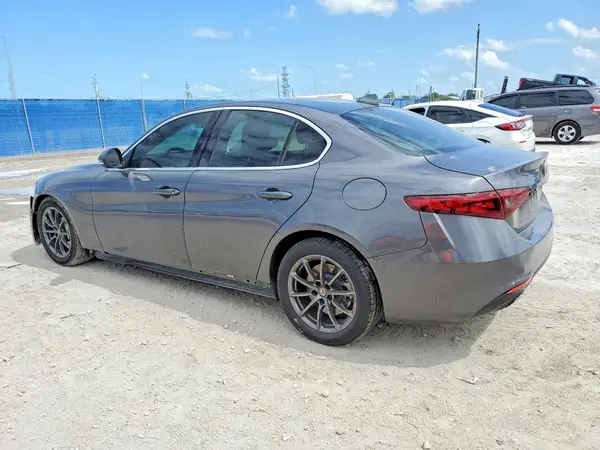 ZARFAEBN0J7576604 2018 ALFA ROMEO GIULIA - Image 2