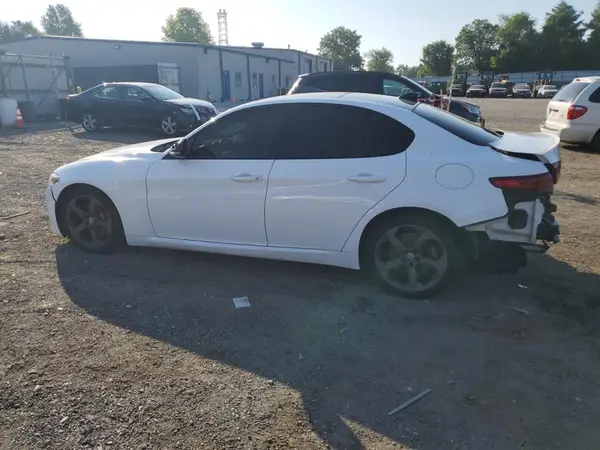 ZARFAEBN0J7581656 2018 ALFA ROMEO GIULIA - Image 2