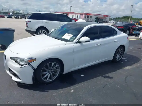ZARFAEBN1H7537837 2017 ALFA ROMEO GIULIA - Image 2