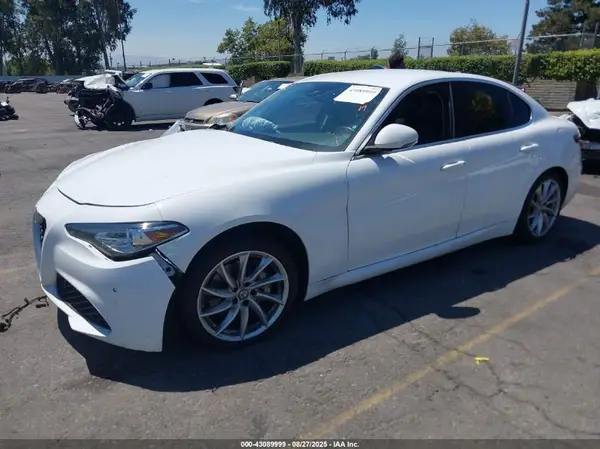 ZARFAEBN1J7580242 2018 ALFA ROMEO GIULIA - Image 2