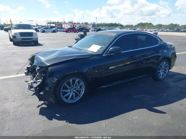 ZARFAEBN1J7580516 2018 ALFA ROMEO GIULIA - Image 2