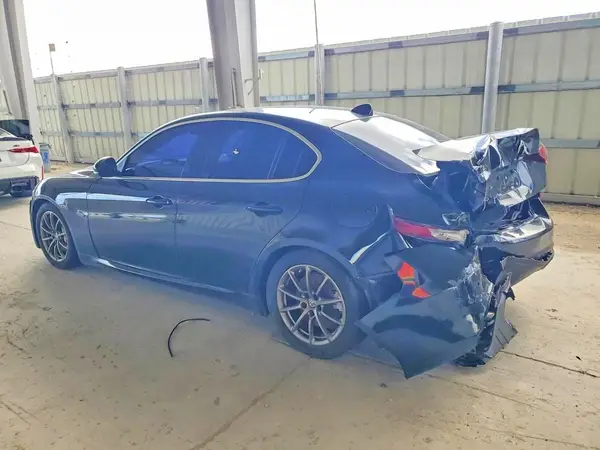 ZARFAEBN1J7593122 2018 ALFA ROMEO GIULIA - Image 2