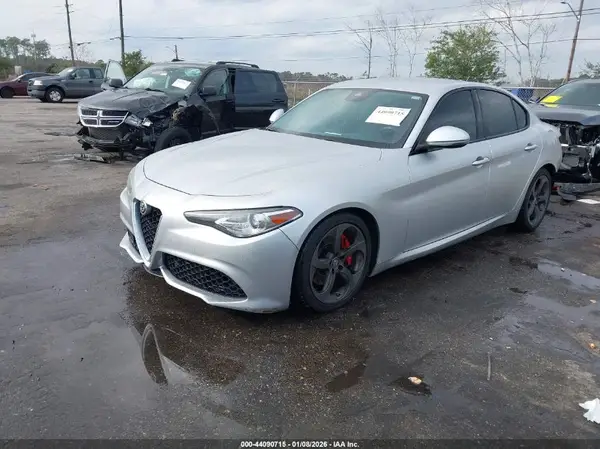 ZARFAEBN2J7567967 2018 ALFA ROMEO GIULIA - Image 2