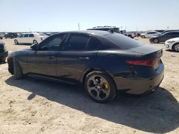ZARFAEBN2J7576586 2018 ALFA ROMEO GIULIA - Image 2