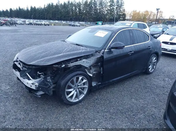 ZARFAEBN3H7551447 2017 ALFA ROMEO GIULIA - Image 2