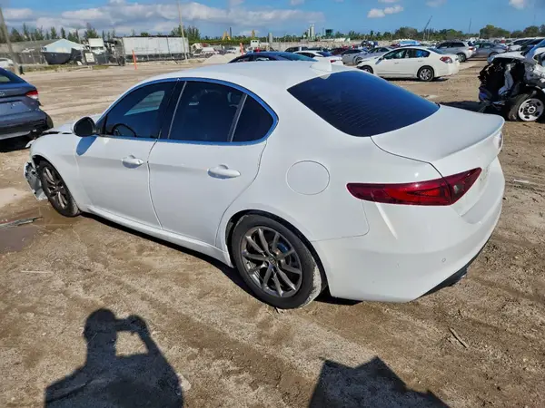 ZARFAEBN3J7581702 2018 ALFA ROMEO GIULIA - Image 2
