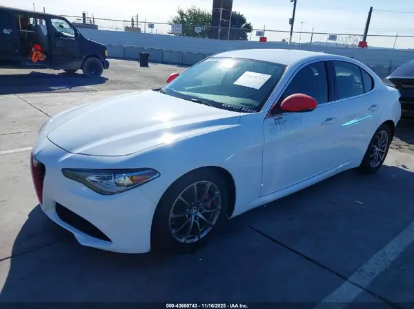 ZARFAEBN3J7593722 2018 ALFA ROMEO GIULIA - Image 2