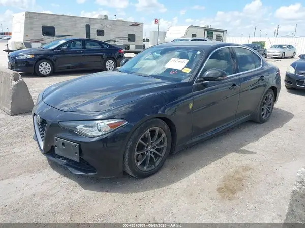 ZARFAEBN4J7566092 2018 ALFA ROMEO GIULIA - Image 2
