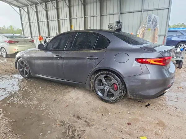 ZARFAEBN4J7573186 2018 ALFA ROMEO GIULIA - Image 2