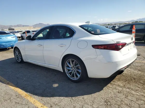 ZARFAEBN4J7582423 2018 ALFA ROMEO GIULIA - Image 2