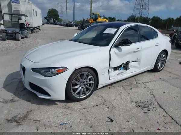 ZARFAEBN5H7551045 2017 ALFA ROMEO GIULIA - Image 2