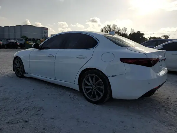 ZARFAEBN5J7563363 2018 ALFA ROMEO GIULIA - Image 2