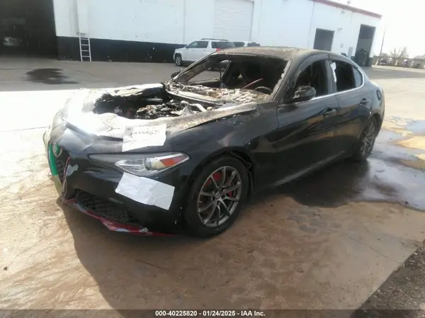 ZARFAEBN5J7564111 2018 ALFA ROMEO GIULIA - Image 2
