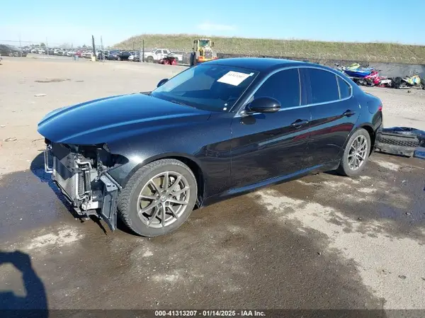 ZARFAEBN5J7581071 2018 ALFA ROMEO GIULIA - Image 2
