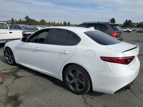 ZARFAEBN5J7581751 2018 ALFA ROMEO GIULIA - Image 2