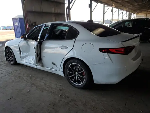 ZARFAEBN6H7541463 2017 ALFA ROMEO GIULIA - Image 2