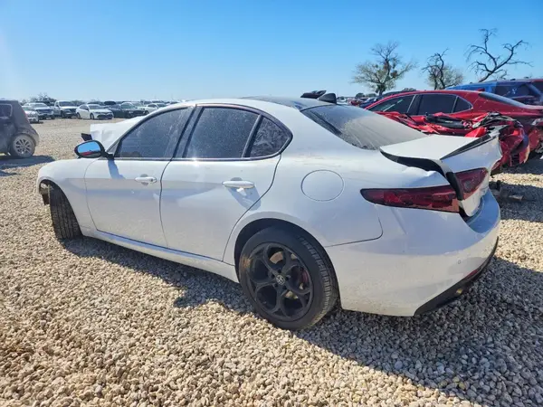 ZARFAEBN6H7551524 2017 ALFA ROMEO GIULIA - Image 2
