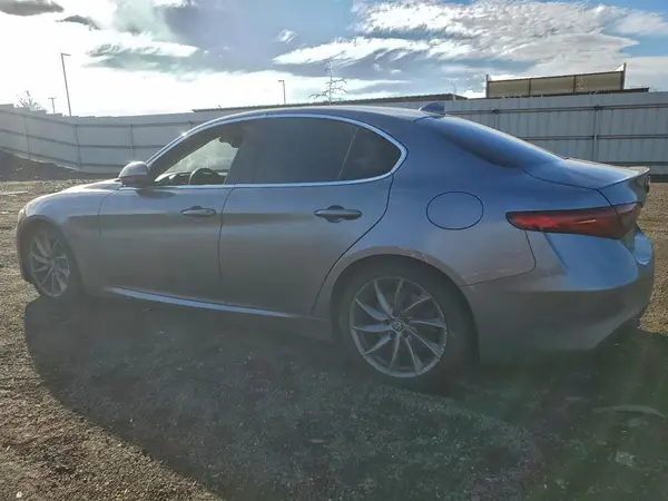 ZARFAEBN6H7555914 2017 ALFA ROMEO GIULIA - Image 2