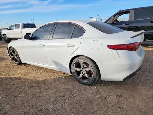 ZARFAEBN6J7566336 2018 ALFA ROMEO GIULIA - Image 2