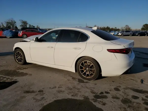ZARFAEBN6J7597943 2018 ALFA ROMEO GIULIA - Image 2