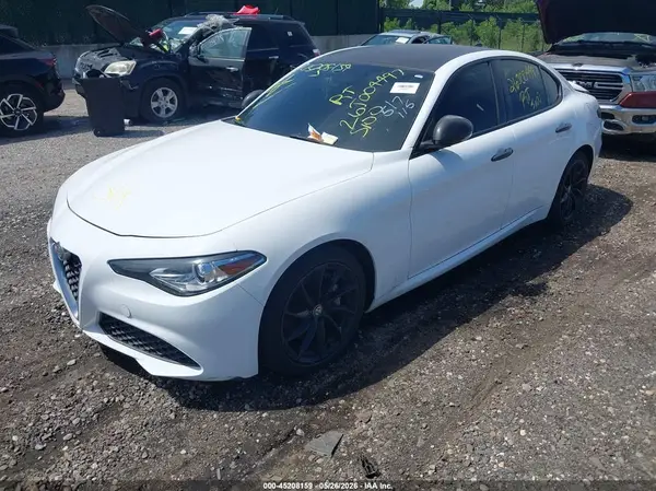 ZARFAEBN7J7565051 2018 ALFA ROMEO GIULIA - Image 2