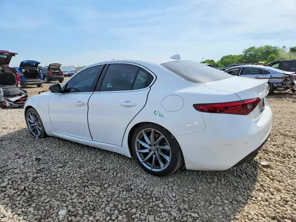 ZARFAEBN7J7565292 2018 ALFA ROMEO GIULIA - Image 2